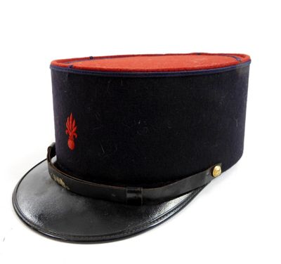 une image représentant un chapeau noir orné d'une fleur rouge