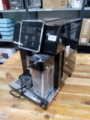 une machine à café posée sur une table en bois