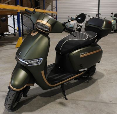 un scooter garé dans un garage