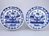 une paire d'assiettes bleues et blanches ornées de fleurs et d'oiseaux