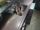 un évier de cuisine avec beaucoup de vaisselle sur le plan de travail