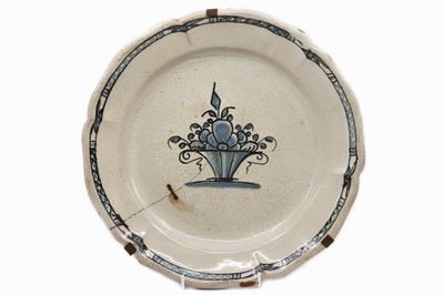 ROUEN Plat rond de forme chantournée en faïence émaillée à d…