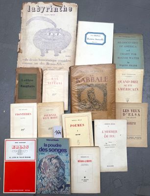beaucoup de vieux livres qui traînent par terre