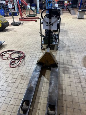 une photo d'un chariot élévateur dans un garage