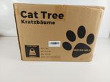 une boîte en carton sur laquelle est imprimée une patte de chat noir, posée sur une surface blanche