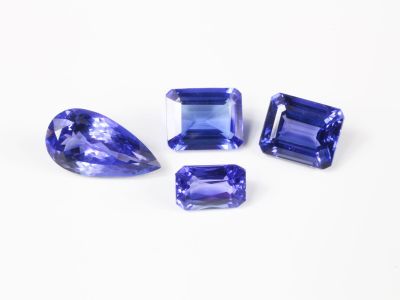 un ensemble de trois saphirs bleus sur un fond blanc