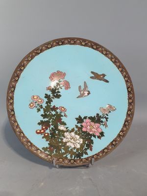 l'image d'une assiette décorative ornée de fleurs et d'oiseaux