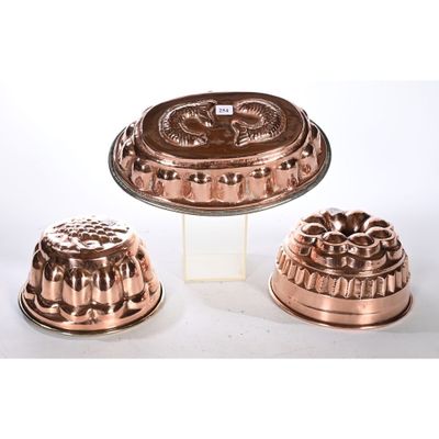 trois parts de gâteau posées les unes à côté des autres sur une table