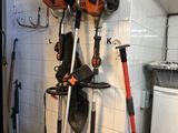 tout un tas d'outils accrochés au mur de la cuisine