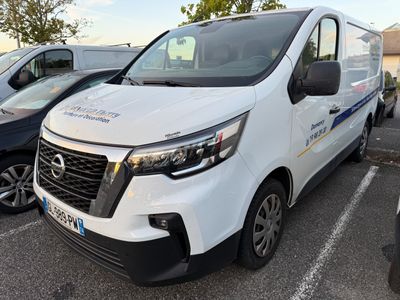 une camionnette blanche garée dans un parking à côté d'autres voitures