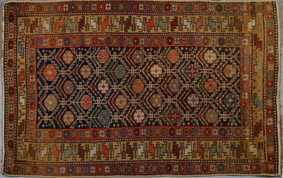 un vieux tapis aux couleurs et aux motifs variés