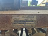 une étiquette apposée sur une machine sur laquelle est inscrit « construction nanties »