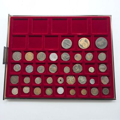 une boîte rouge contenant beaucoup de pièces