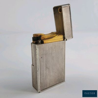 un briquet posé sur une table