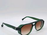gros plan d'une paire de lunettes de soleil sur une surface blanche