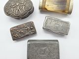 quatre types différents d'objets en argent et en laiton posés sur un fond blanc