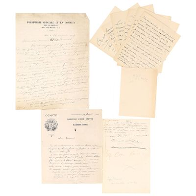 Plusieurs vieilles lettres et enveloppes sont empilées les unes sur les autres
