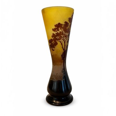 un vase en verre orné d'un arbre sur fond blanc