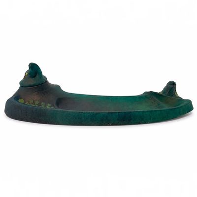 sculpture représentant une grenouille assise sur un morceau de bois