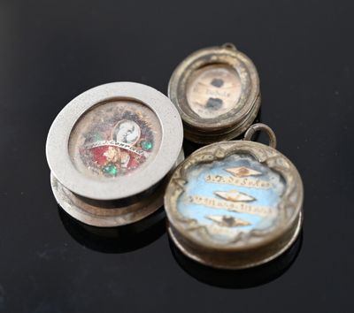 trois petites montres posées sur une table noire