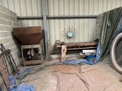 une image représentant une pièce avec une roue et une table