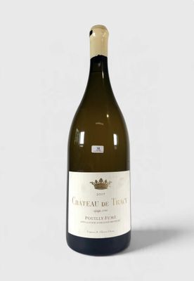 la bouteille de vin blanc est posée sur une surface blanche