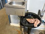 un lavabo et un autre lavabo dans une pièce où se trouve une chaise
