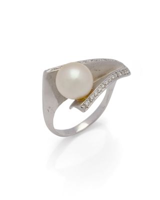 bague en perles blanches et diamants sur fond blanc