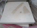un tas de briques blanches sur lequel est dessiné un triangle