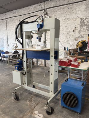 La machine se trouve dans l'entrepôt, prête à être utilisée.