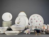de nombreux types d'assiettes et de bols en porcelaine sur la table