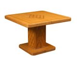 une image représentant une table en bois dont le plateau présente un motif carré