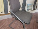 une chaise qui se trouve devant une fenêtre