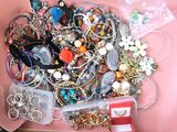 une boîte rose remplie d'une multitude de bijoux variés