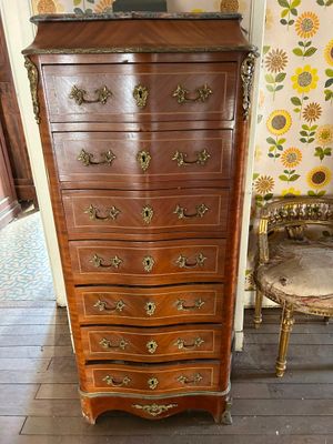 une commode en bois surmontée d'un miroir