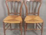 paire de chaises anciennes en bois avec assise et dossier en osier