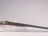 un vieux fusil avec un canon en bois et une poignée en métal