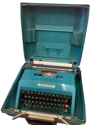 une vieille machine à écrire bleue avec son étui ouvert, sur fond blanc