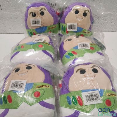 quatre peluches sont emballées dans des sacs en plastique sur une table