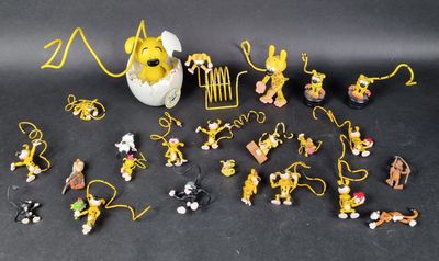 un grand nombre de figurines posées sur une table