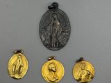 trois médailles d'or représentant la Vierge Marie et Jésus