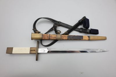 un couteau et un porte-couteau sur une table