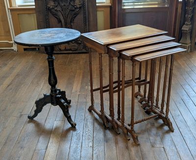 trois tables posées sur un plancher en bois dans une pièce