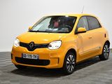 La petite voiture jaune est garée sur le sol à damier.