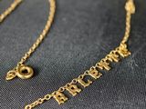 gros plan d'un collier en or sur une surface noire