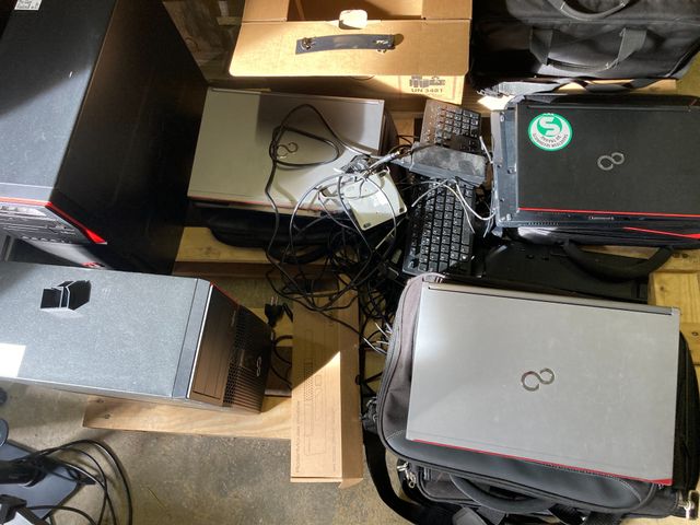 LOT DE MATERIEL INFORMATIQUE COMPRENANT 9 ECRANS IIYAMA, ECRAN DE...