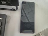 un téléphone portable noir posé sur une table à côté d'un clavier
