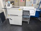 une machine qui se trouve à l'intérieur d'un bâtiment