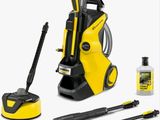 un gros plan sur un produit de nettoyage jaune et noir et des produits d'entretien