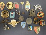 de nombreux types de badges différents sur un fond noir